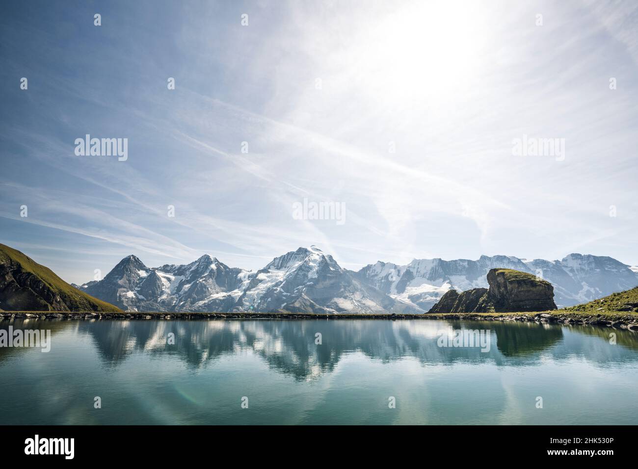 Pics d'Eiger, de Monch et de Jungfrau se reflétant dans le lac Engital préservé, Murren Birg, région de Jungfrau, canton de Berne, Alpes suisses,Suisse, Europe Banque D'Images