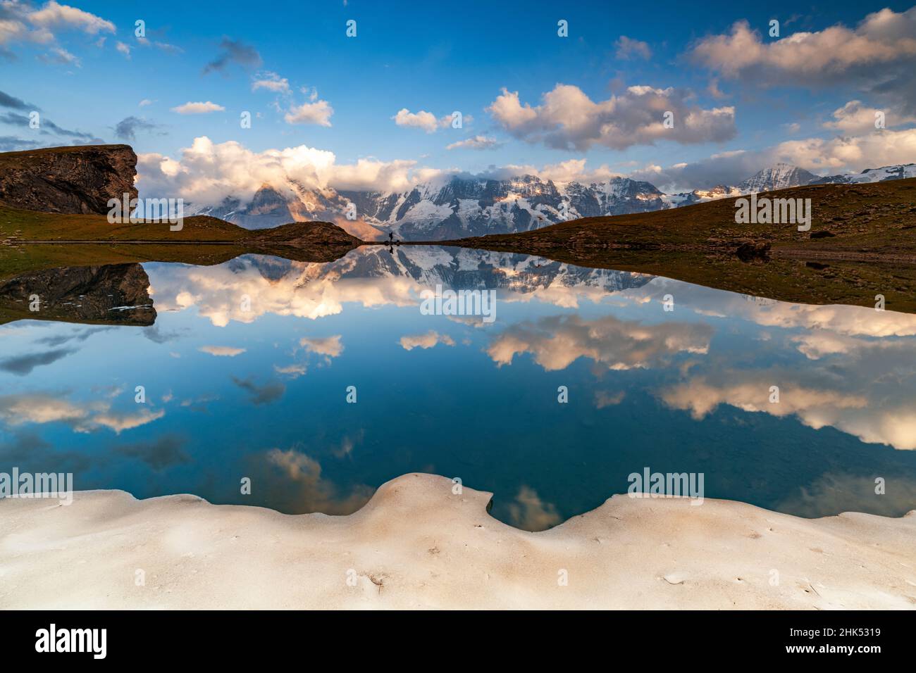 Silhouette d'homme avec sac à dos en admirant le coucher du soleil sur le lac Grauseeli, Murren Birg, région de Jungfrau, canton de Berne, Suisse,Europe Banque D'Images