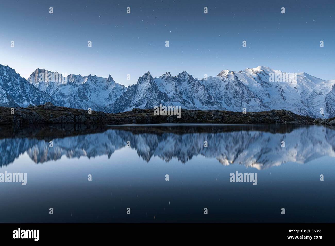 Lac des Lacs des Cheserys et sommets du massif du Mont blanc couverts de neige la nuit, Chamonix, haute Savoie, Alpes françaises, France,Europe Banque D'Images