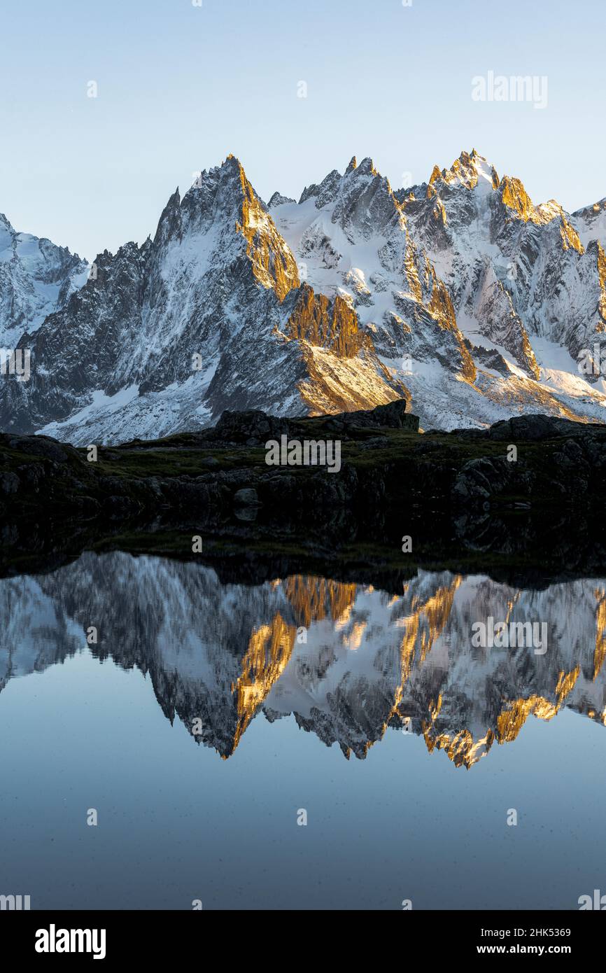 Sommets rocheux des Aiguilles de Chamonix se reflétant dans les Lacs des Cheserys au coucher du soleil, massif du Mont blanc, haute Savoie, Alpes françaises, France,Europe Banque D'Images