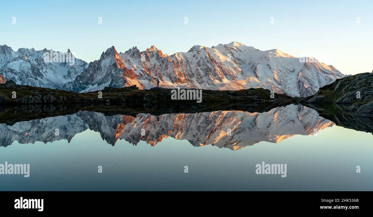 Randonneur admirant Dent du géant et le Mont blanc recouvert de neige reflétée dans les Lacs des Cheserys au coucher du soleil, haute Savoie, Alpes françaises, France, Europe Banque D'Images