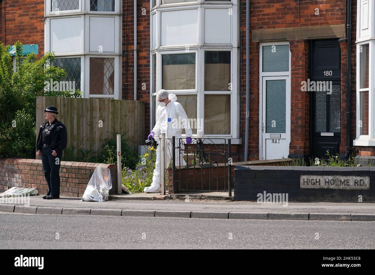 Photo du dossier datée du 01/06/21, d'un policier sur les lieux de la scène de High Holme Road, Louth, Lincolnshire, à la suite du décès d'une femme et d'un enfant.Daniel Boulton a été emprisonné à la Cour de justice de Lincoln pour une durée minimale de 40 ans après le meurtre de son ex-partenaire Bethany Vincent et de son fils Darren Henson qui ont tous deux été trouvés mortellement poignardés chez eux à High Holme Road à Louth, Lincolnshire, en mai de l'année dernière.Date de publication : le mercredi 2 février 2022. Banque D'Images