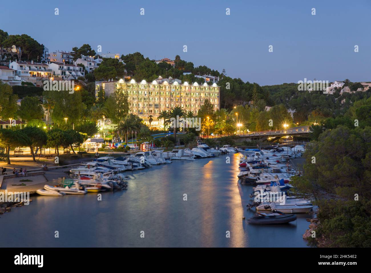 Vue sur l'intérieur des terres le long de la rivière Algendar à la tombée de la nuit, lumières lumineuses reflétées dans l'eau, Cala Galdana, Minorque, Iles Baléares, Espagne,Méditerranée, Europe Banque D'Images