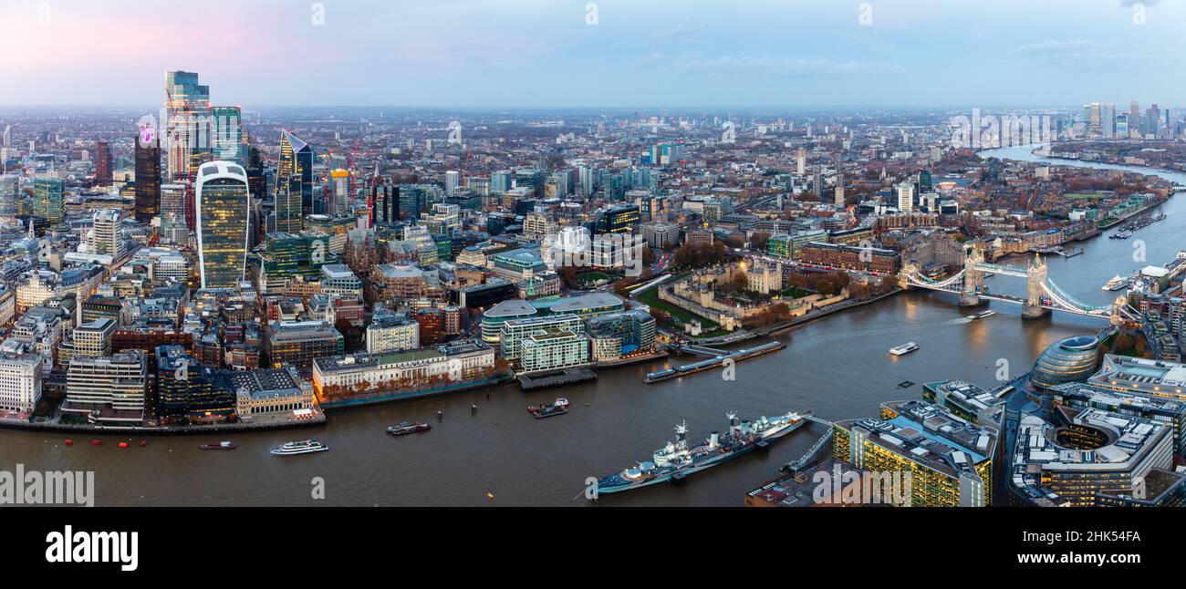 Panorama des gratte-ciel de la ville de Londres et de la Tamise depuis le haut, incluant Tower Bridge, Londres, Angleterre, Royaume-Uni,Europe Banque D'Images