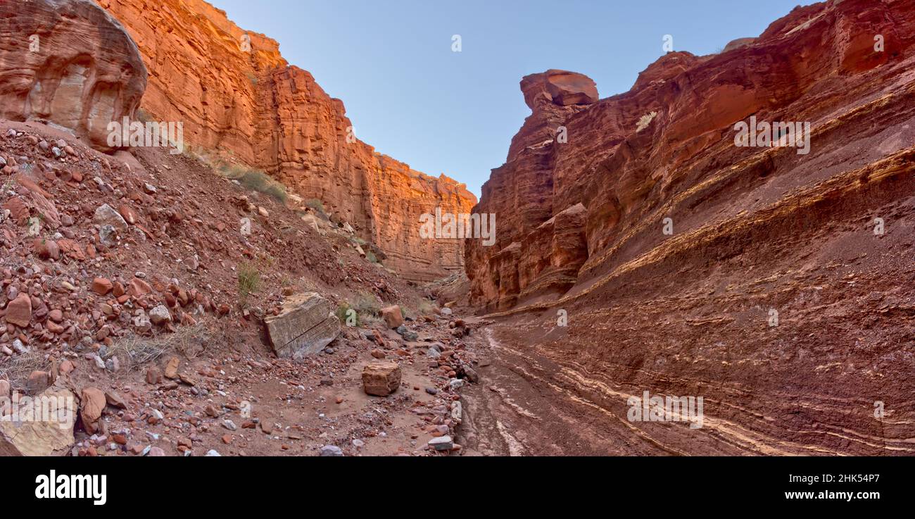 Upper Cathedral Wash dans la zone de loisirs de Glen Canyon avec chemin menant aux falaises de Vermilion, Arizona, États-Unis d'Amérique, Amérique du Nord Banque D'Images