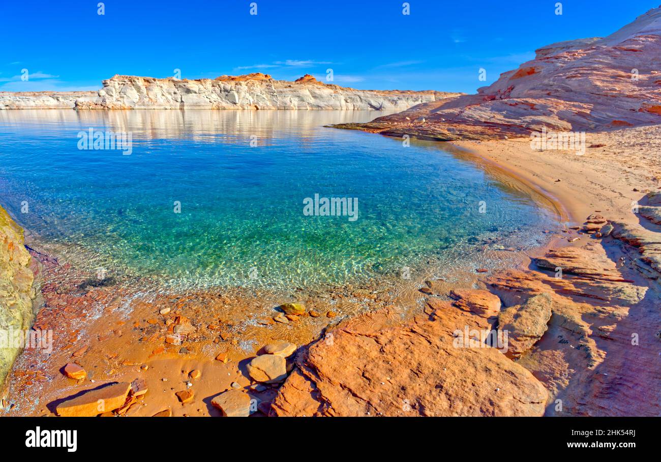 Un petit lagon dans le lac Powell où les bateaux peuvent jeter ancre et venir à terre, Arizona, États-Unis d'Amérique, Amérique du Nord Banque D'Images