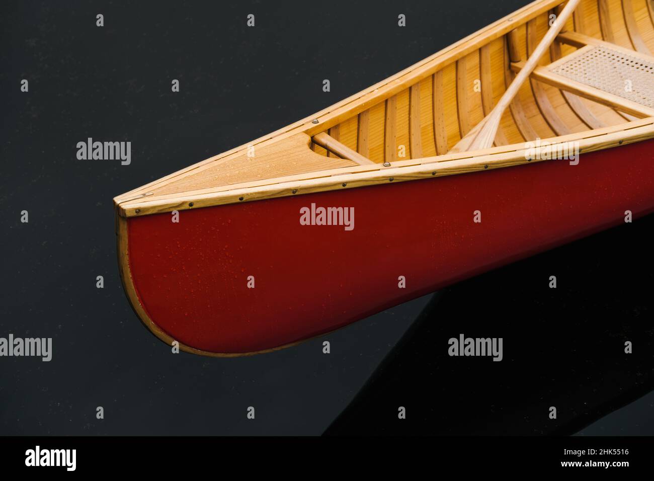 Arc (nez) d'un canoë canadien rouge.Canot en bois sur l'eau sombre Banque D'Images