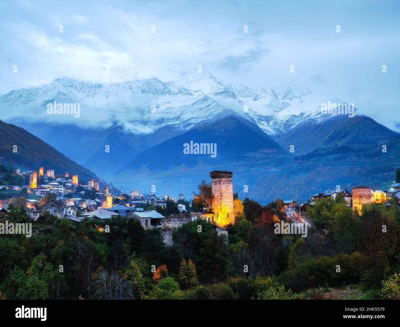 Vue sur les tours typiques de Svaneti à l'heure bleue à Mestia, Samegrelo-Haut-Svaneti, Géorgie (Sakartvelo), Asie centrale, Asie Banque D'Images