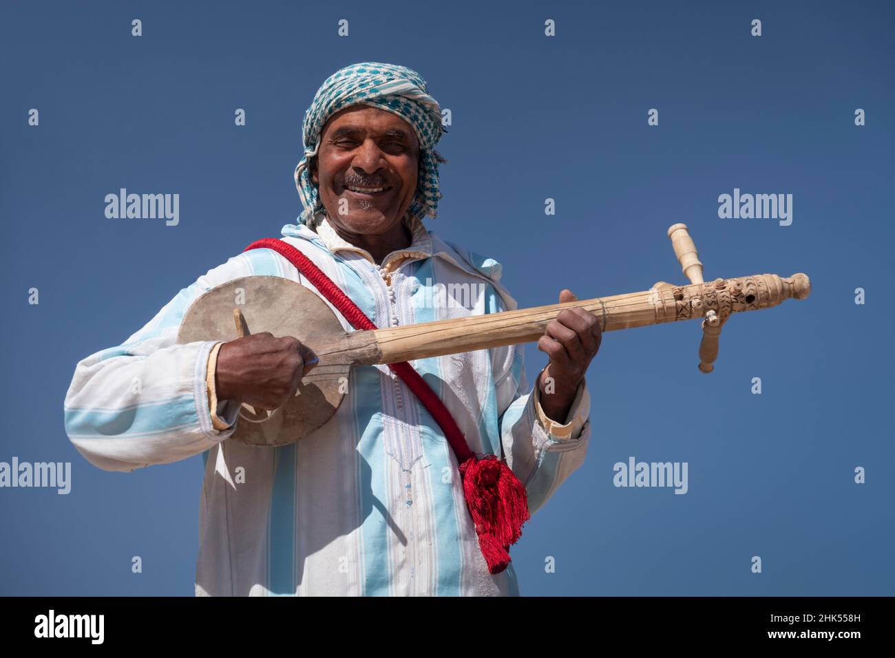 Homme marocain en robe traditionnelle jouant un instrument Gimbri  traditionnel, Ouarzazate, montagnes de l'Atlas, Maroc, Afrique du  Nord,Afrique Photo Stock - Alamy