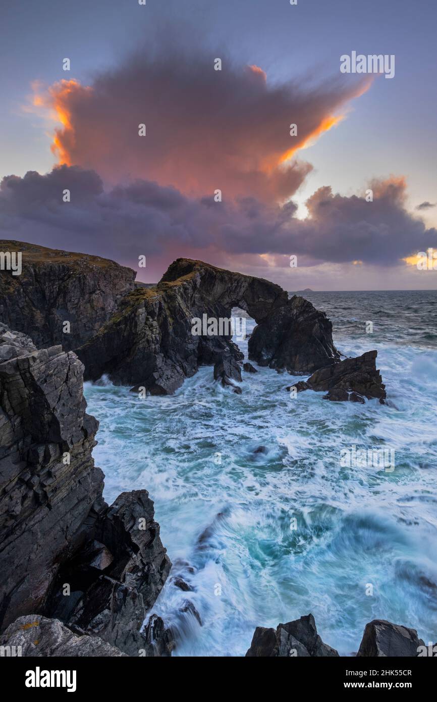 Cumulonimbus Cloud au-dessus de Stac a Phris Arche de la mer naturelle au coucher du soleil, près de Shawbost, île de Lewis, Hébrides extérieures, Écosse,Royaume-Uni, Europe Banque D'Images