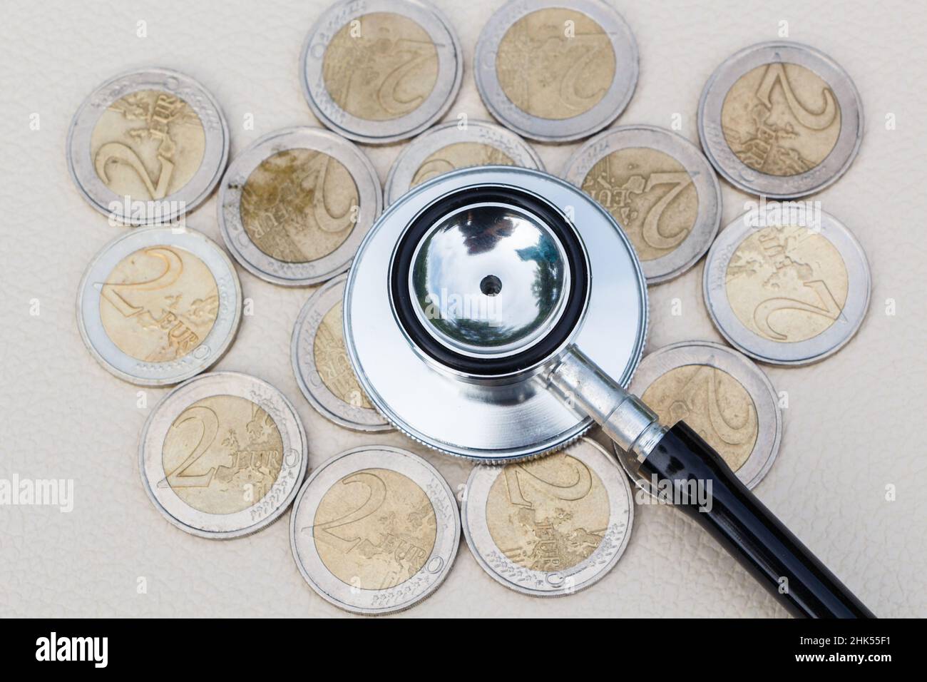 Stéthoscope noir sur pièces de deux euros Banque D'Images