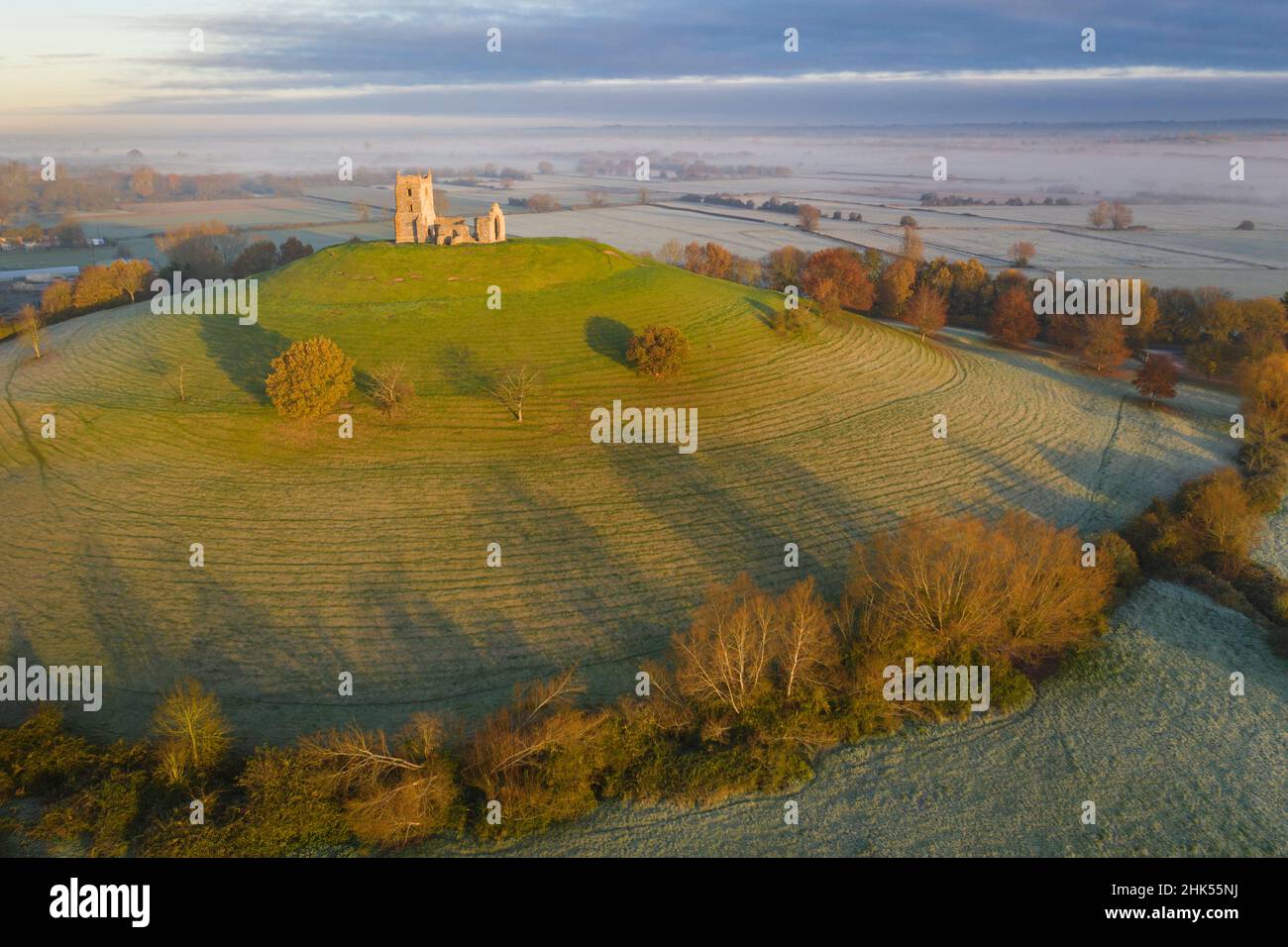 Vue aérienne de l'église Burrow Mump sur une belle matinée d'automne, Burrowbridge, Somerset, Angleterre, Royaume-Uni,Europe Banque D'Images