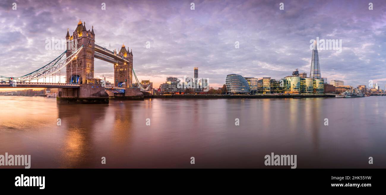 Vue panoramique sur Tower Bridge et la Tamise avec un ciel spectaculaire au lever du soleil, Londres, Angleterre, Royaume-Uni, Europe Banque D'Images