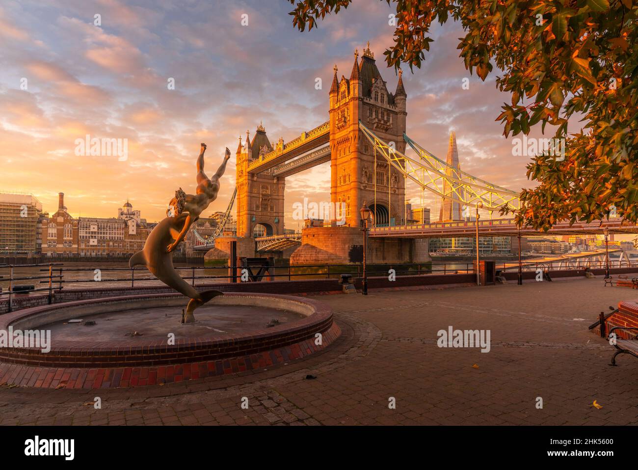 Vue sur Tower Bridge, Girl with Dolphin, The Shard and River Thames at Sunrise, Londres, Angleterre, Royaume-Uni, Europe Banque D'Images