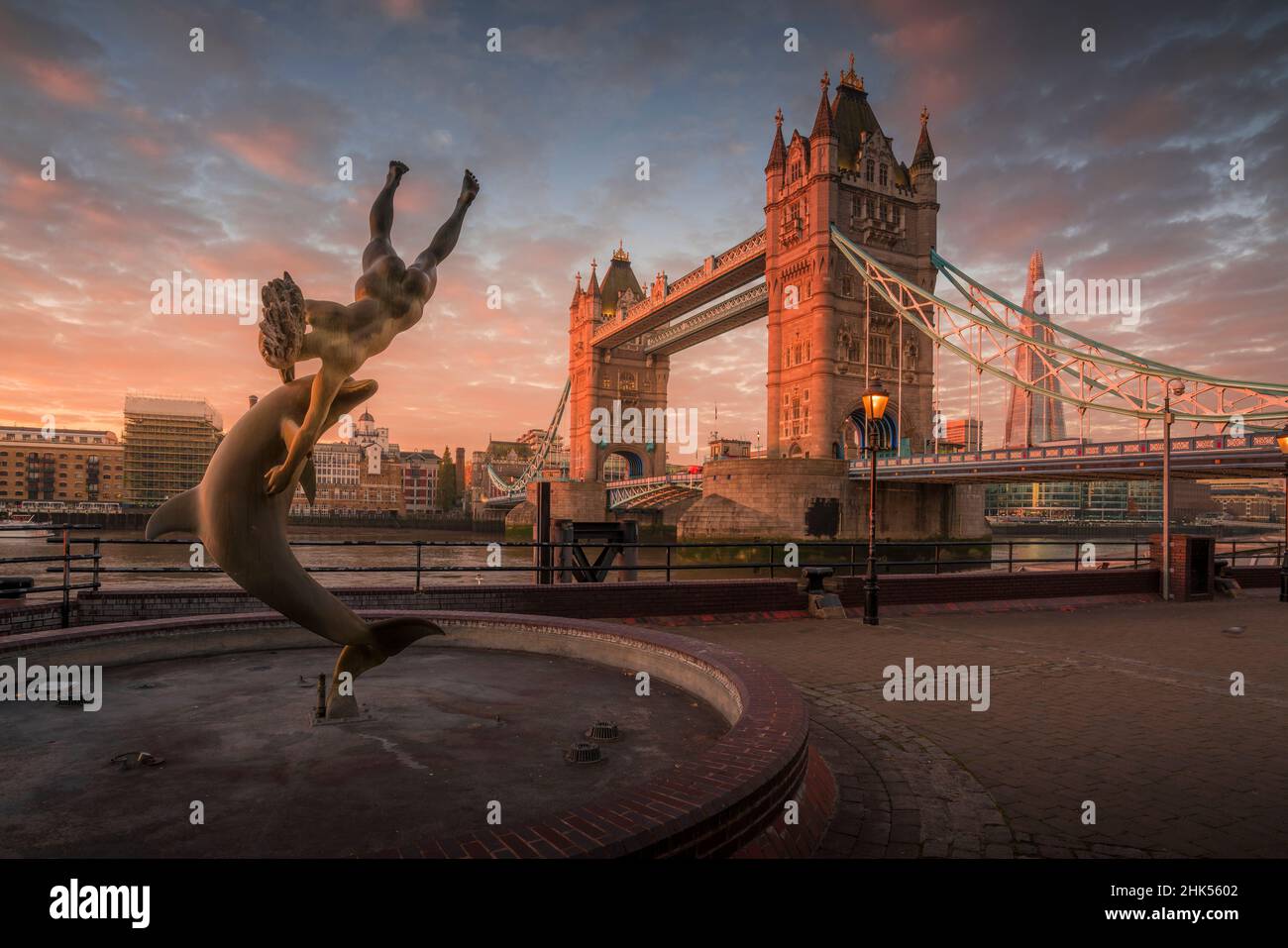 Vue sur Tower Bridge, Girl with Dolphin, The Shard and River Thames at Sunrise, Londres, Angleterre, Royaume-Uni, Europe Banque D'Images