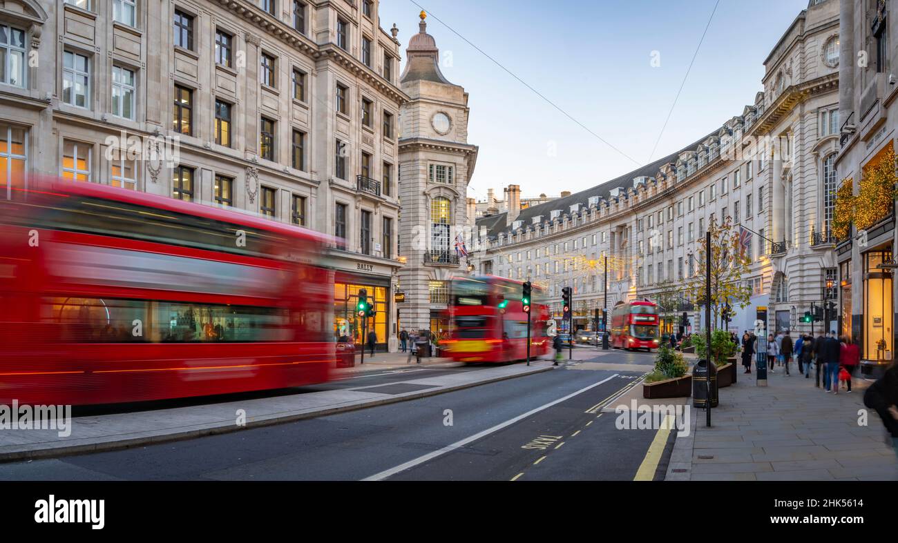 Vue sur les bus rouges et les magasins de Regent Street à Noël, Londres, Angleterre, Royaume-Uni, Europe Banque D'Images