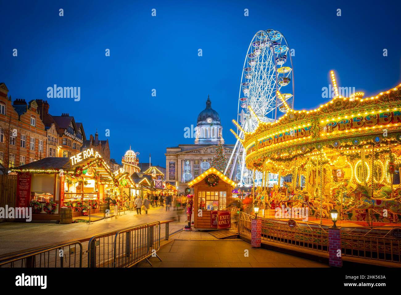 Vue sur les étals du marché de Noël, la grande roue et le Council House sur Old Market Square, Nottingham, Nottinghamshire, Angleterre, Royaume-Uni,Europe Banque D'Images