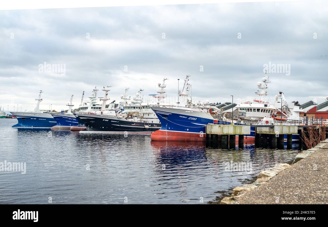 KILLYBEGS, IRLANDE - OCTOBRE 13 2021 : bateaux de pêche amarrés au port. Banque D'Images