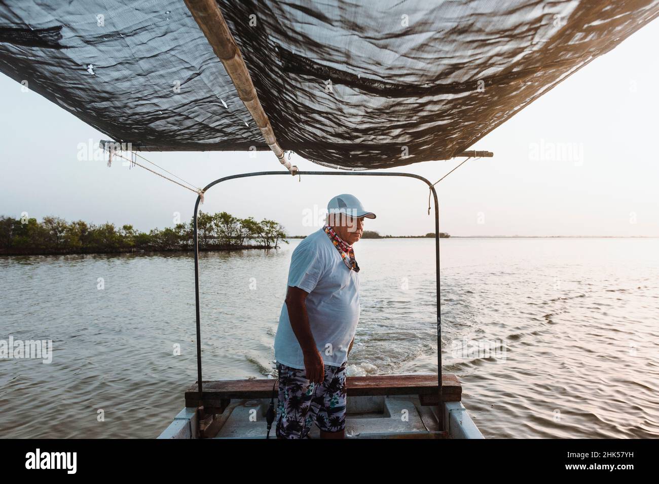 Personne mexicaine sur un bateau de pêche Banque D'Images