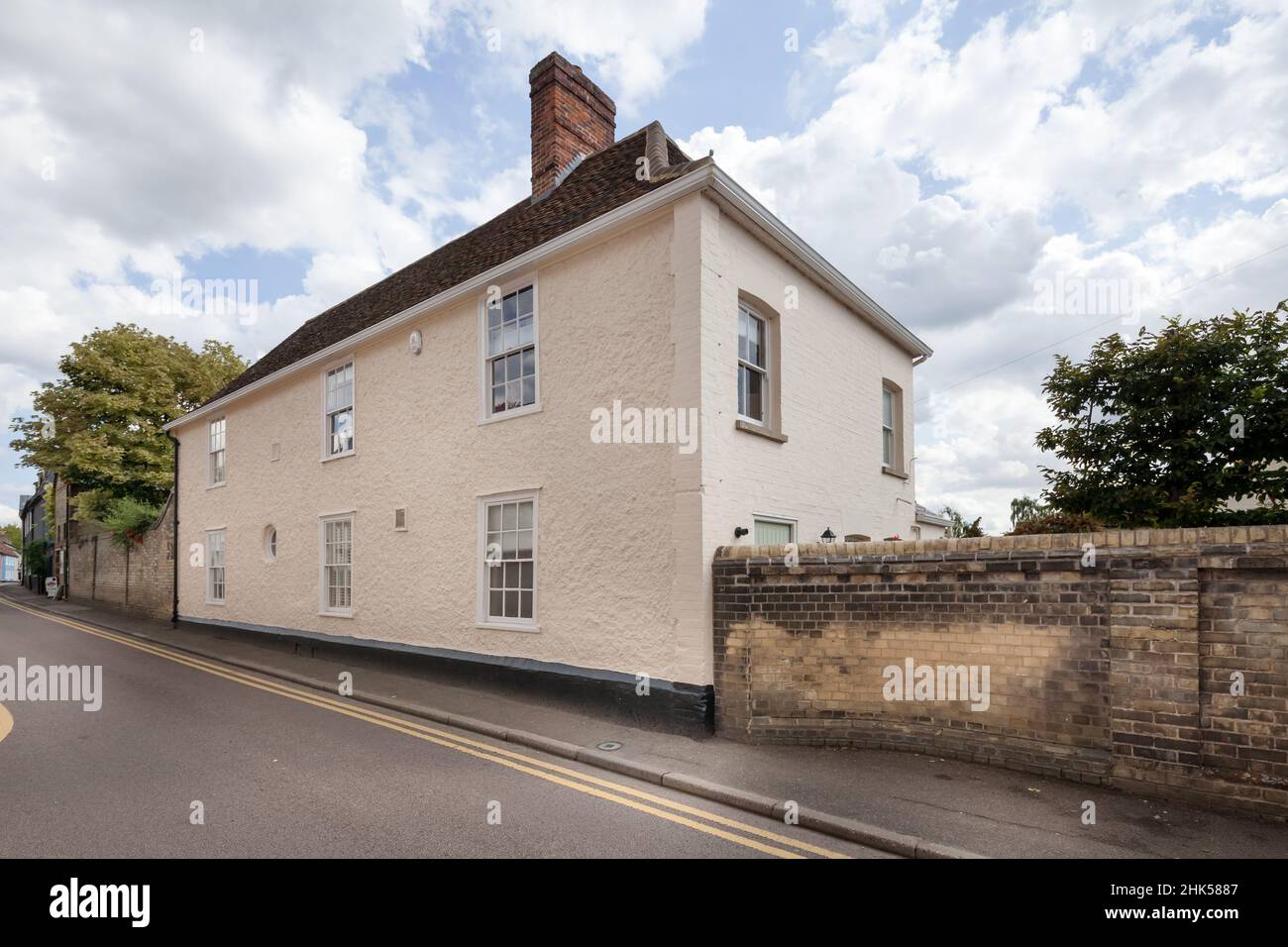 Summerfield House, Linton, Cambridgeshire - août 31 2017: Façade de maison historique face à l'autoroute principale du village montrant l'élévation rendue, jardin b Banque D'Images