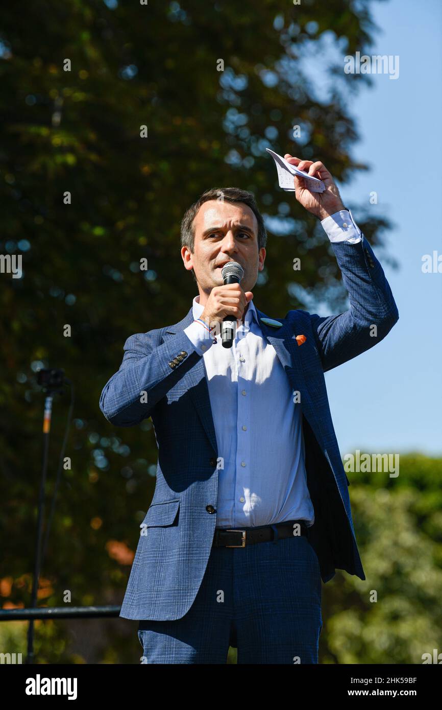 Florian Philippot parle aux manifestants lors de la manifestation anti - sanitaire Pass à l'initiative du parti politique de Florian Philippot 'les Banque D'Images