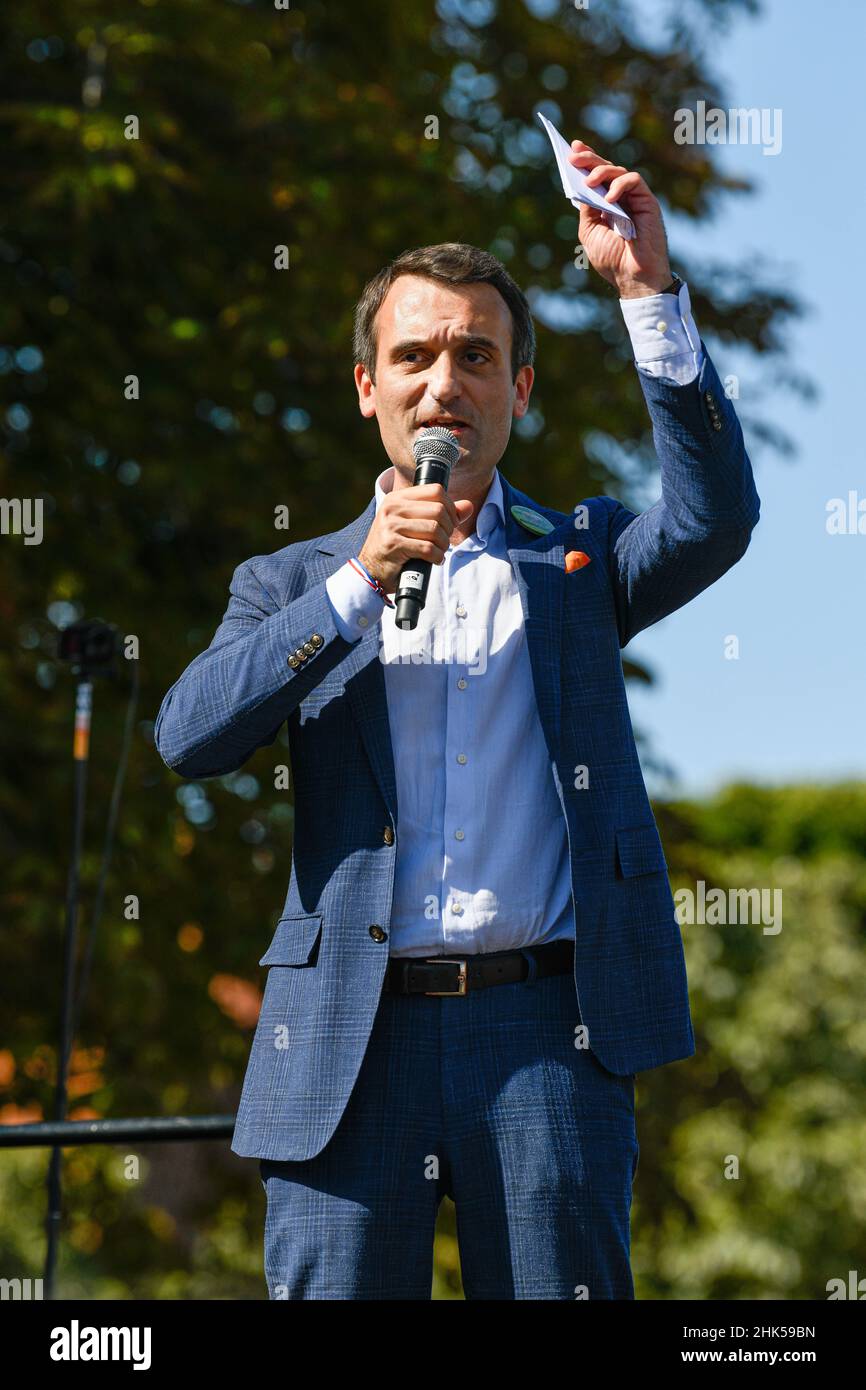 Florian Philippot parle aux manifestants lors de la manifestation anti - sanitaire Pass à l'initiative du parti politique de Florian Philippot 'les Banque D'Images