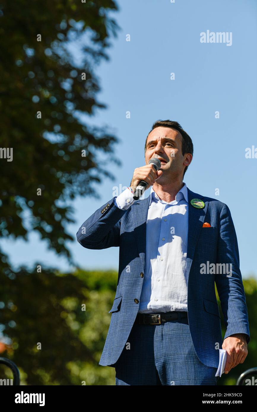 Florian Philippot parle aux manifestants lors de la manifestation anti - sanitaire Pass à l'initiative du parti politique de Florian Philippot 'les Banque D'Images