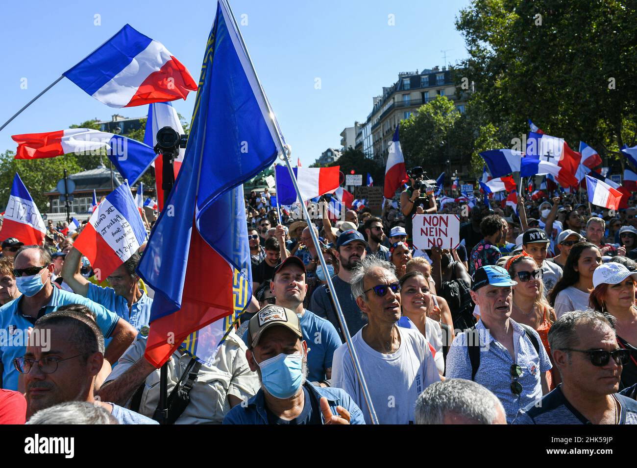 Des manifestants brandissent des drapeaux français, des bannières et des placardes, lors de la manifestation anti - sanitaire Pass à l'initiative de la poli de Florian Philippot Banque D'Images