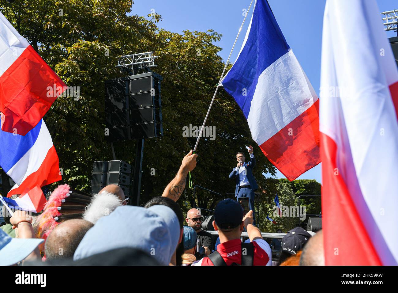 Florian Philippot parle aux manifestants lors de la manifestation anti - sanitaire Pass à l'initiative du parti politique de Florian Philippot 'les Banque D'Images