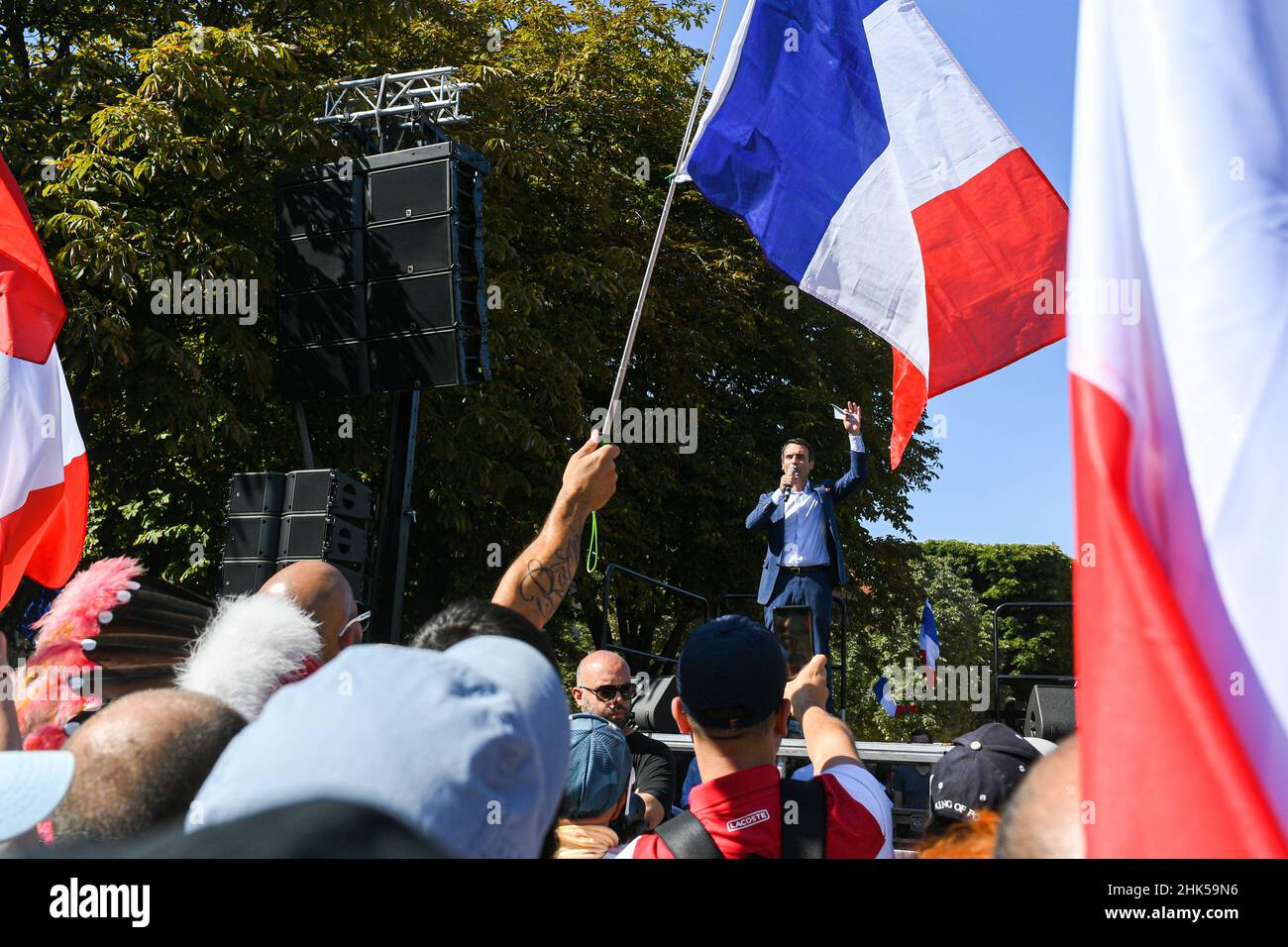 Florian Philippot parle aux manifestants lors de la manifestation anti - sanitaire Pass à l'initiative du parti politique de Florian Philippot 'les Banque D'Images