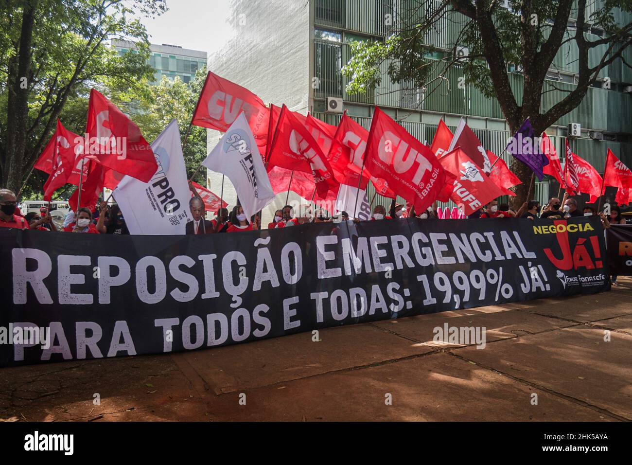 BRASÍLIA, DF - 02.02.2022: SERVIDORES PÚBLICOS REALIZAM PROTESTO - les fonctionnaires fédéraux tiennent une manifestation sur l'Esplanade des ministères, dans l'espace serveur, à côté du ministère de l'économie.Les serveurs protestent contre le gouvernement Bolsonaro et demandent un réajustement de 19,99 %.Les protestations ont commencé lorsque le Président a promis des augmentations de salaire pour les catégories de police.(Photo: Leo Bahia/Fotoarena) Banque D'Images