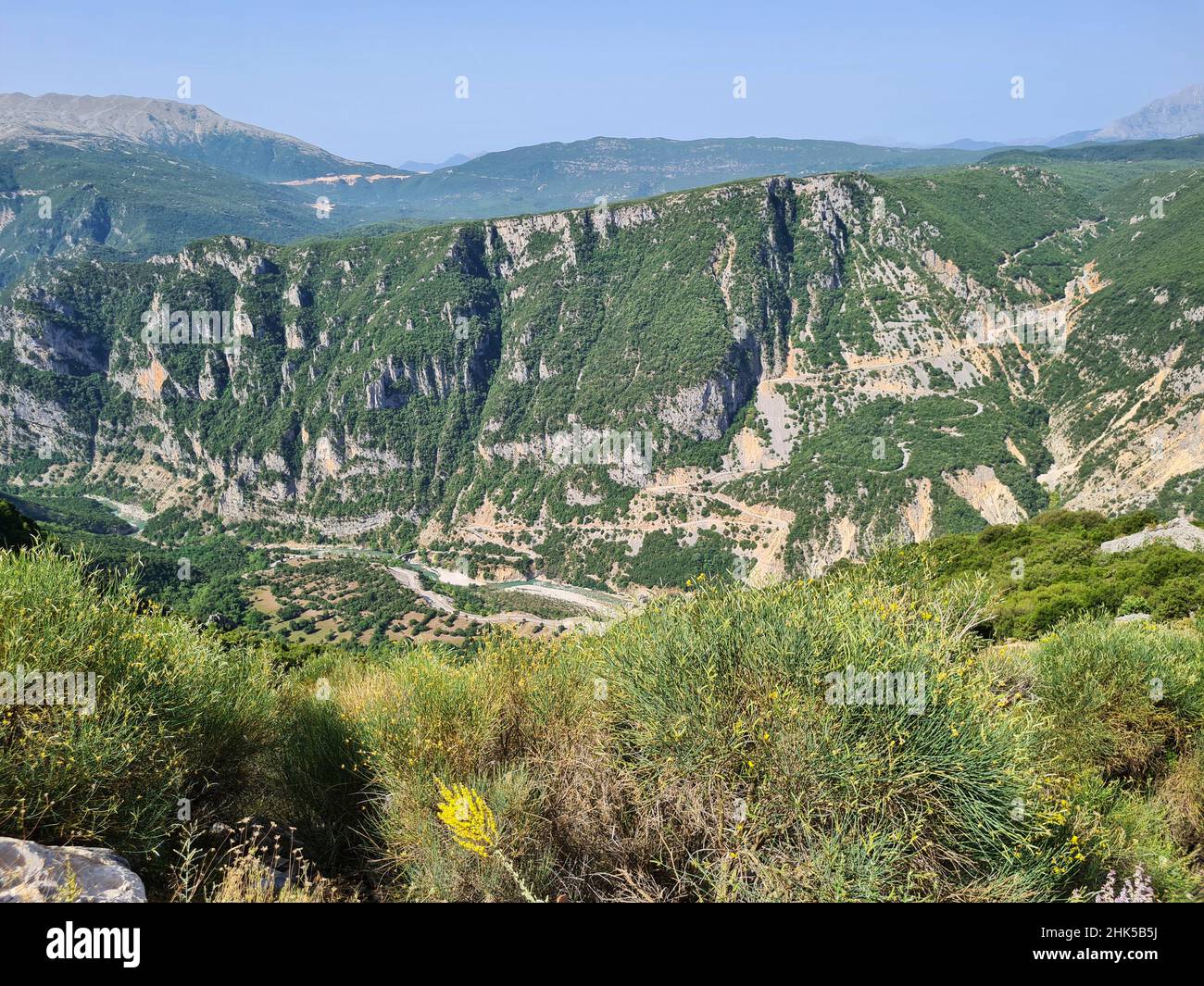 Grèce, paysage avec une route extrêmement sinueuse dans le parc national de Tzoumerka- Peristeri- gorge d'Arachthos et vallée d'Achelous; Banque D'Images