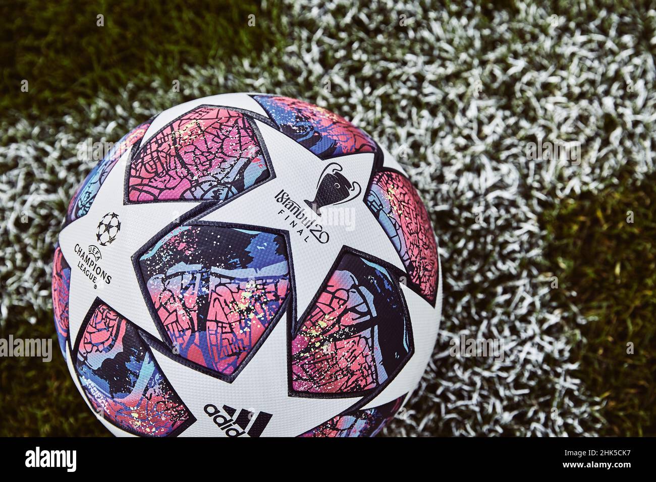 Football: Finale Adidas, ballon de match officiel pour les phases de  knockout et la finale à Istanbul de la Ligue des champions de l'UEFA 2020  Photo Stock - Alamy