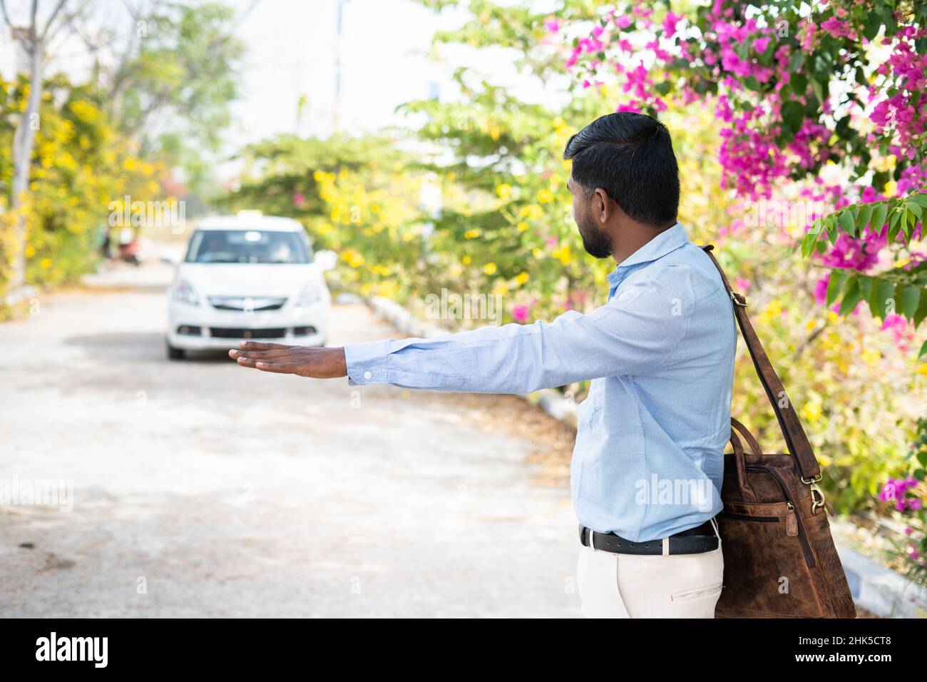 Taxi passager appelant pour voyager - concept de réservation de taxi en ligne, service de transport et commutation quotidienne pour le bureau. Banque D'Images