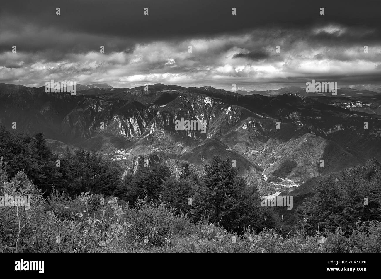Vue panoramique de la vallée de Valdastico dans le nord de l'Italie depuis le fort militaire Campolongo, sur le plateau d'Asiago Banque D'Images