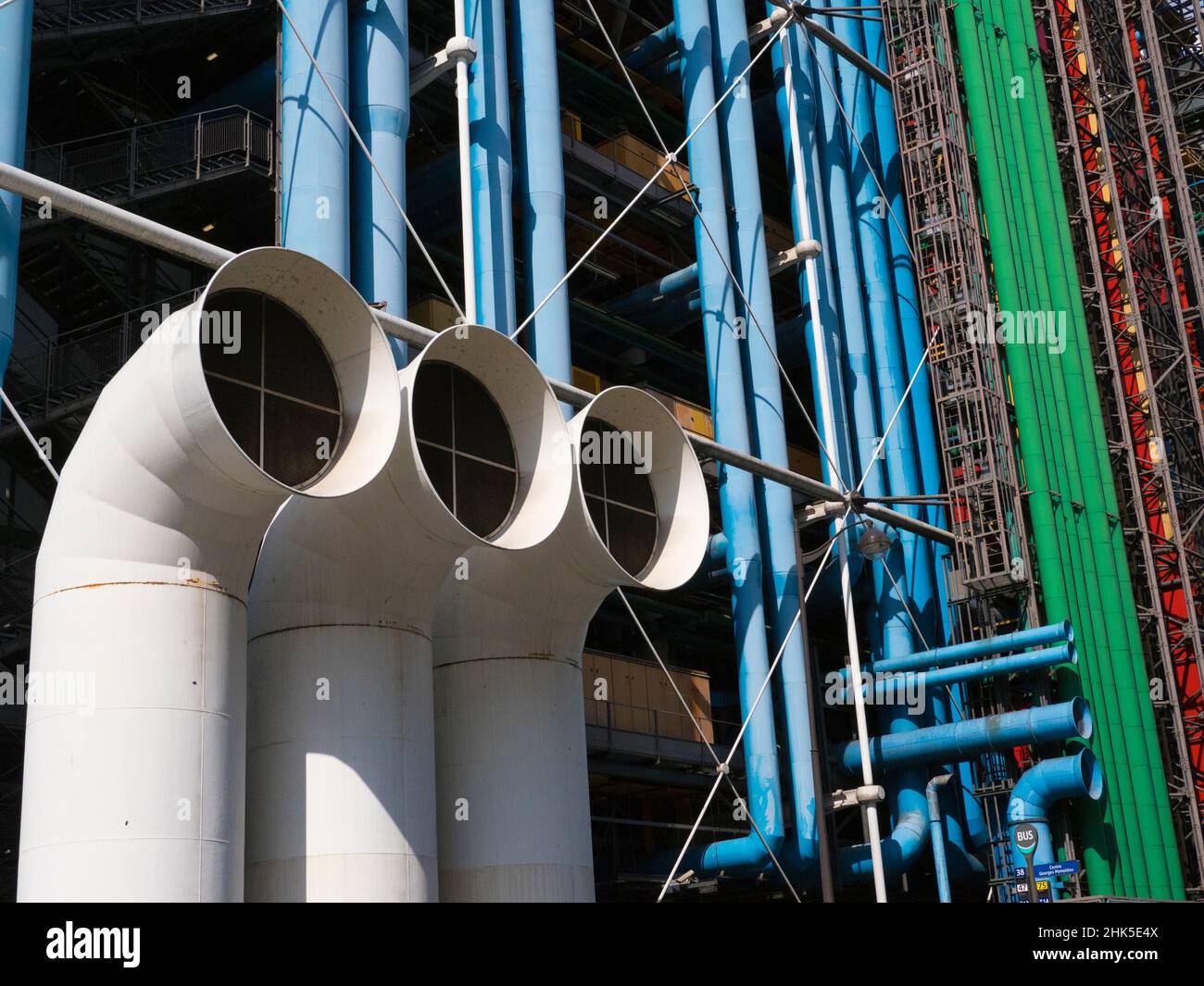 Extérieur du Centre Pompidou à Paris, France - le côté de la place Pompidou 26R Banque D'Images