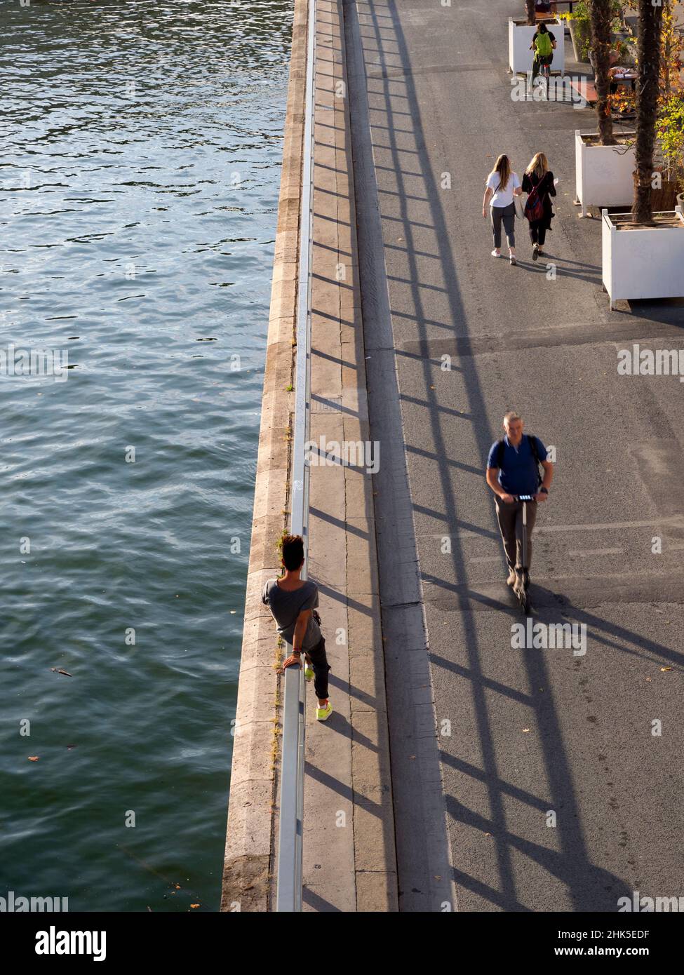 La Seine et sa collection de ponts pittoresques sont l'un des points forts de tout voyage à Paris, en France.Mais ici, nous voyons quelque chose d'un peu plus inti Banque D'Images