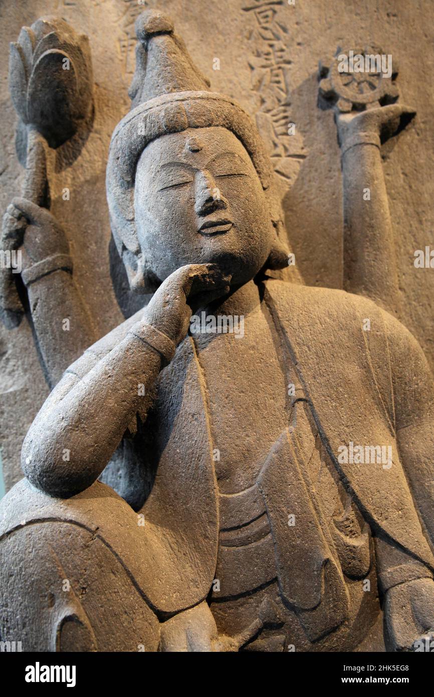 Cette sublime figure de Nyoirin Kannon, une forme du bodhisattva Kannon que les bouddhistes croient "écoute les voix du monde" date de 1680 an Banque D'Images
