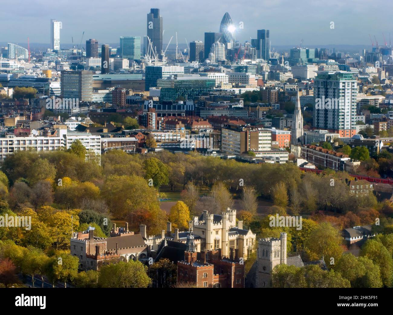 Voici maintenant une vue panoramique inhabituelle de Londres depuis la tour Millbank, située sur la rive nord de la Tamise.Au premier plan, nous pouvons voir - entouré Banque D'Images