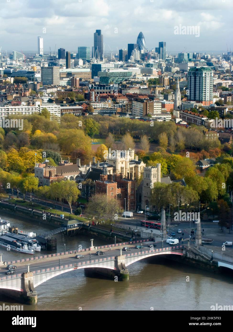 Voici maintenant une vue panoramique inhabituelle de Londres depuis la tour Millbank, située sur la rive nord de la Tamise.Au premier plan, nous pouvons voir - entouré Banque D'Images