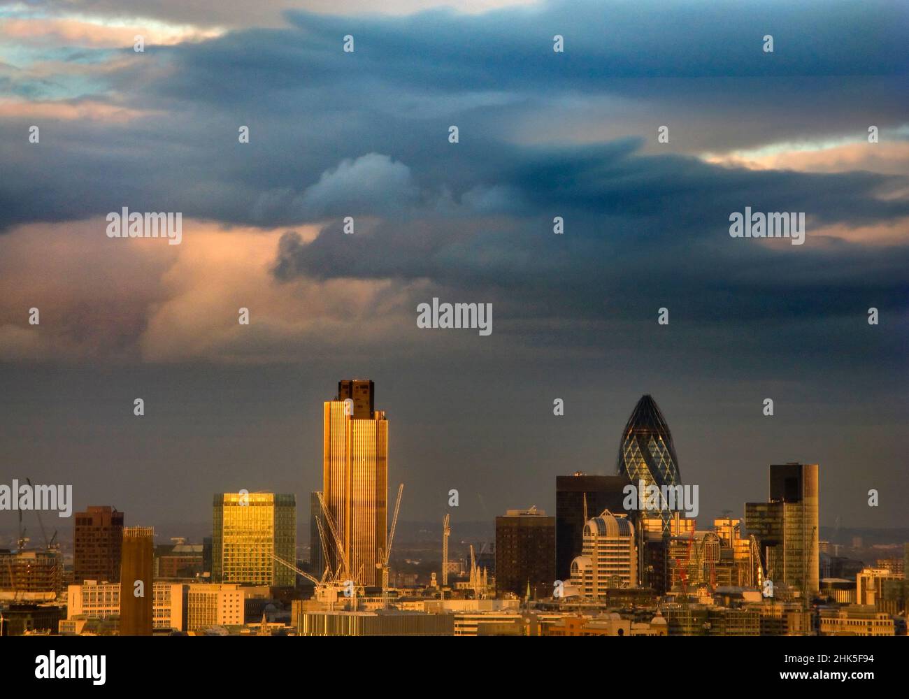 Voici maintenant une vue panoramique inhabituelle de la ville de Londres depuis la tour Millbank, située sur la rive nord de la Tamise.Dans la distance, nous pouvons voir t Banque D'Images