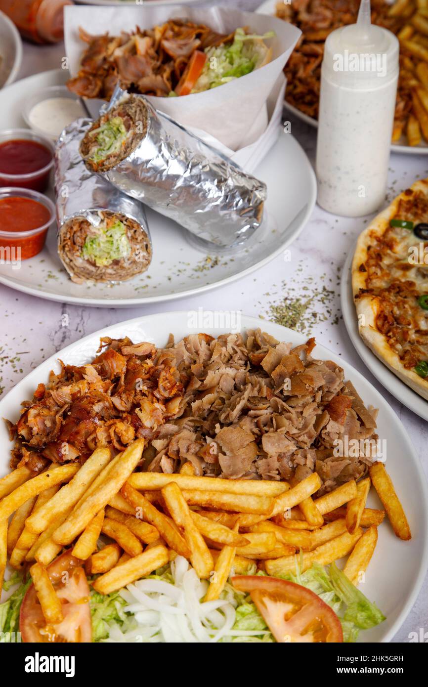 Variété de plats indiens, blé dur, kebab et viande grillée. Image verticale Banque D'Images