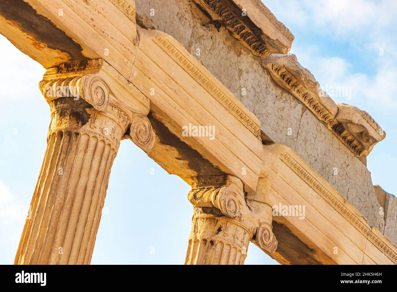 Détails figures sculptures colonnes de l'Acropole d'Athènes avec des ruines étonnantes et belles Parthénon et bleu ciel nuageux dans la capitale grecque Athen Banque D'Images
