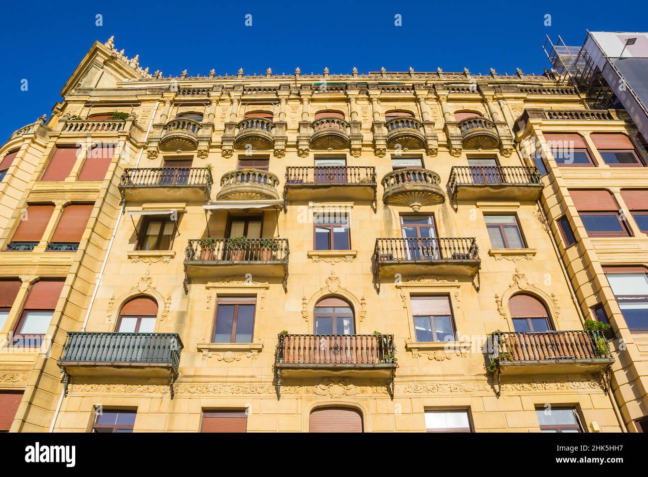 Façade d'un immeuble d'appartements jaune à San Sebastian, Espagne Banque D'Images