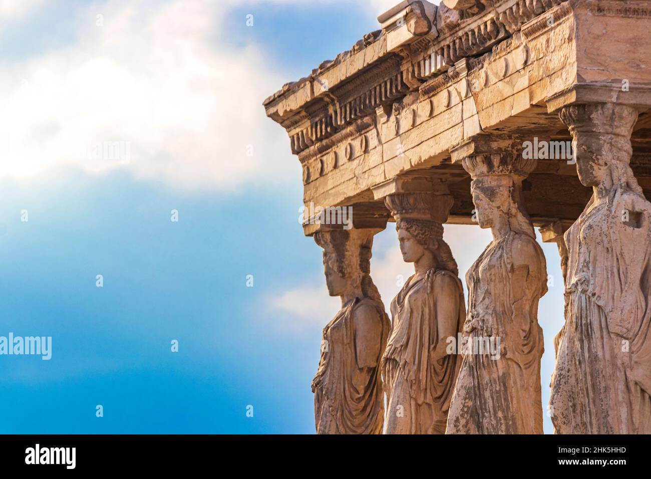 Détails figures sculptures colonnes de l'Acropole d'Athènes avec des ruines étonnantes et belles Parthénon et bleu ciel nuageux dans la capitale grecque Athen Banque D'Images