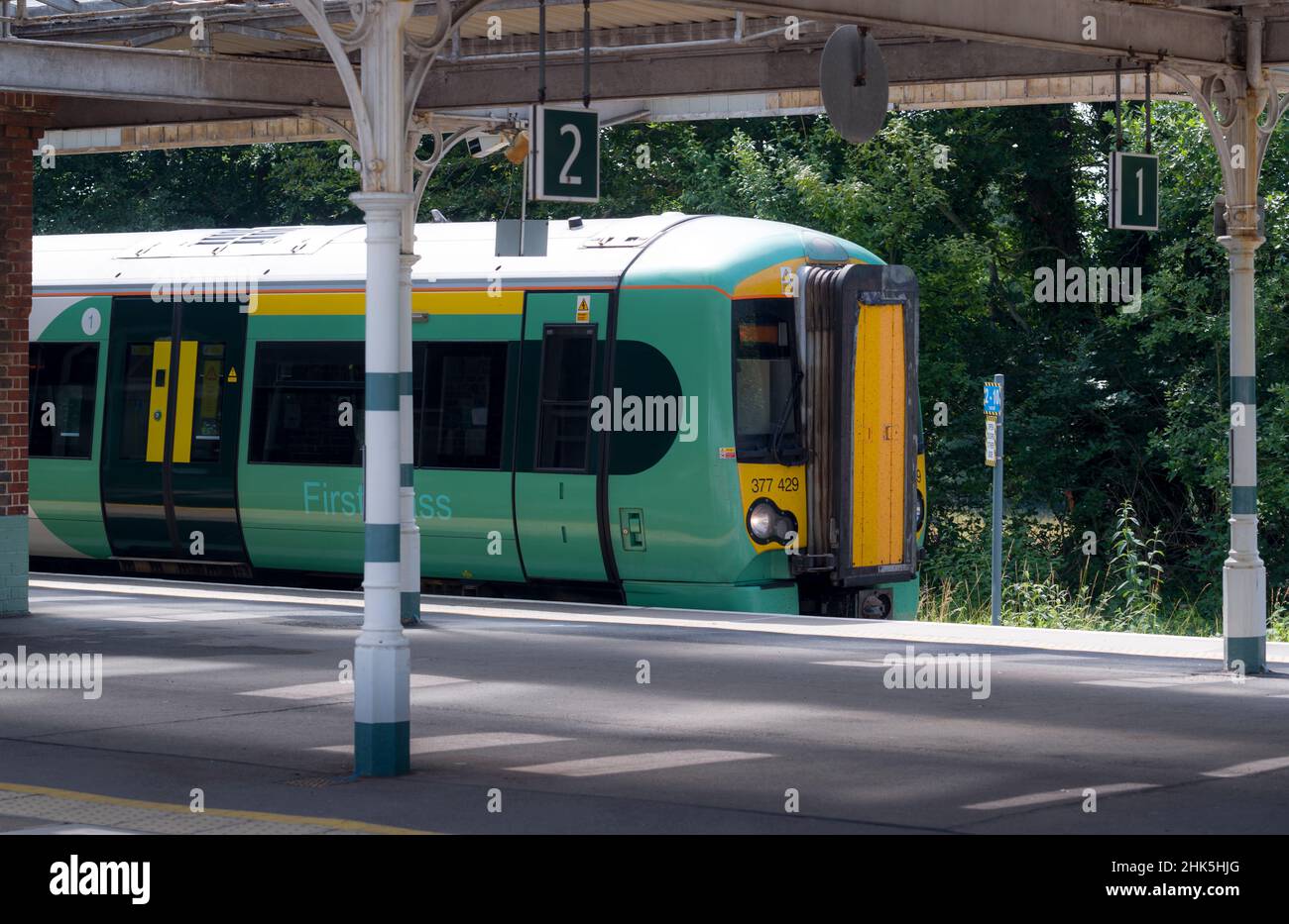 Une voiture de première classe à l'avant d'un train de voyageurs de classe 377 du Southern Railway attendant à une gare de Londres, en Angleterre. Banque D'Images