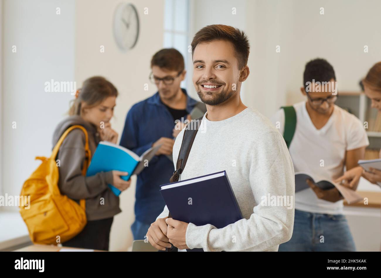 Portrait d'un étudiant souriant avec sac à dos Banque D'Images
