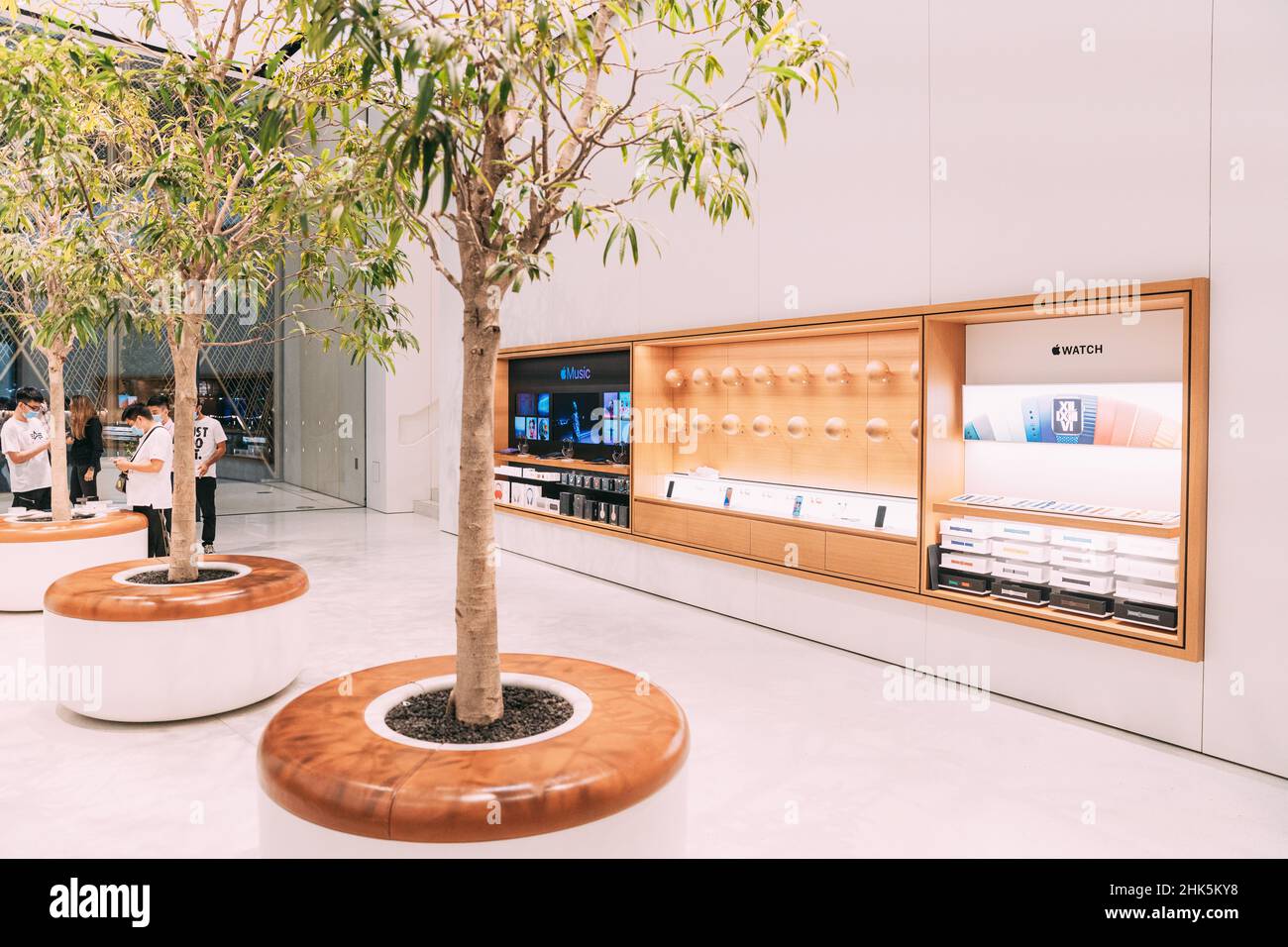 Dubaï, Émirats Arabes Unis - 22 mai 2021 : Apple Store intérieur dans le centre commercial de Dubaï.Apple iPhone smartphones présente sur Showcase.Apple Store dans le centre commercial des Émirats, Dub Banque D'Images