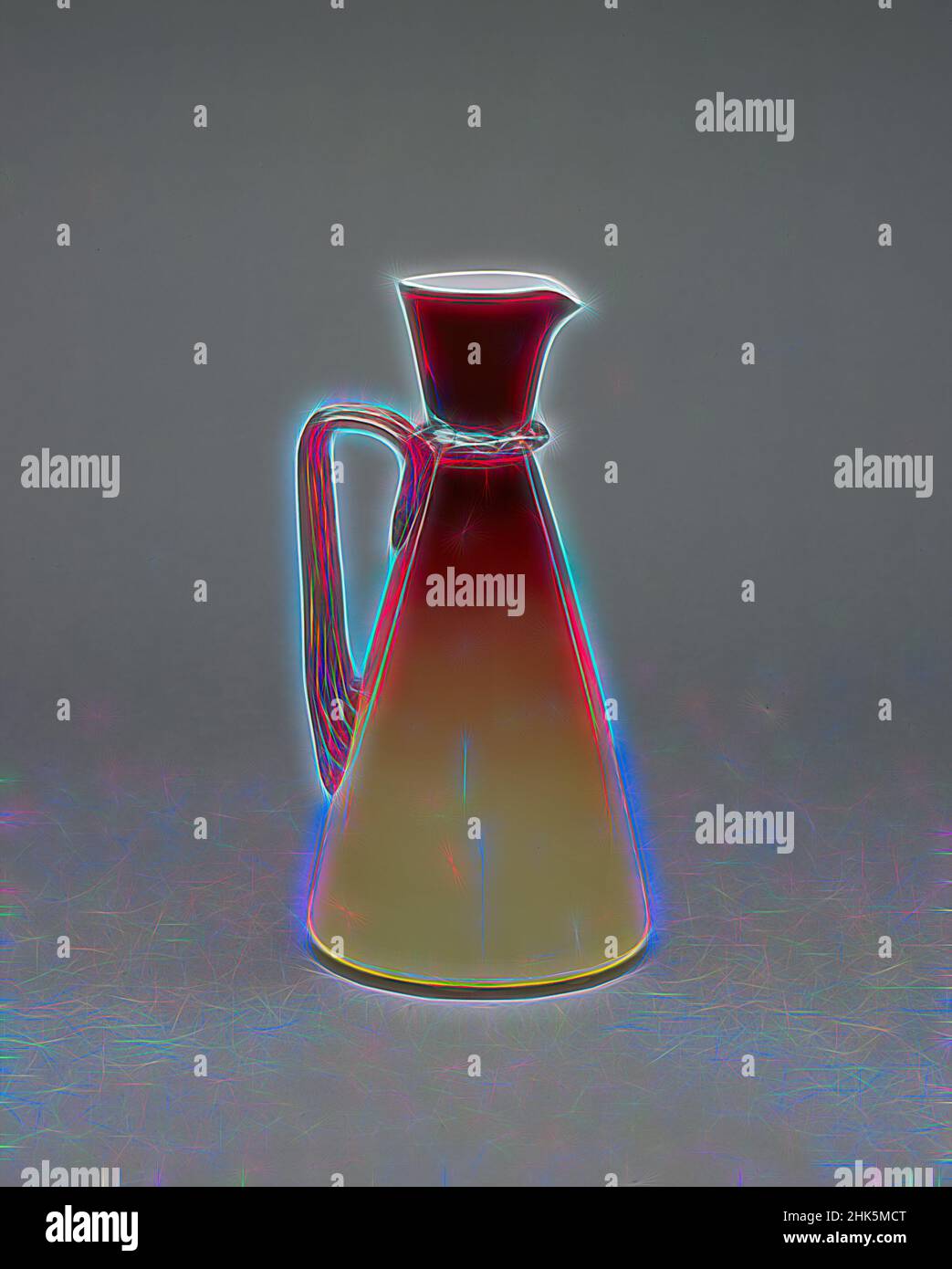 Inspiré par Claret Jug, Hobbs, Brockunier and Company, Wheeling, Virginie occidentale, 1863–1891, c.1886, verre, fabriqué à Wheeling, Virginie-Occidentale, États-Unis, Amérique du Nord et Amérique centrale, Verrerie, 10 x 5 x 5 cm (25,4 x 12,7 x 12,7 cm, repensé par Artotop. L'art classique réinventé avec une touche moderne. Conception de lumière chaleureuse et gaie, de luminosité et de rayonnement de lumière. La photographie s'inspire du surréalisme et du futurisme, embrassant l'énergie dynamique de la technologie moderne, du mouvement, de la vitesse et révolutionne la culture Banque D'Images