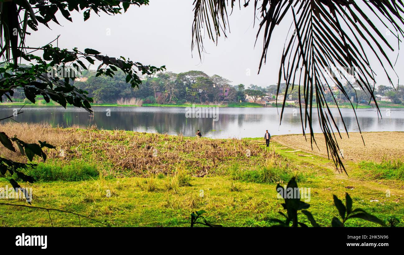 Les voyageurs passent des heures de loisirs sur le terrain au bord de la rivière.Je capture cette image le 31 janvier 2022, de Kolatea, Najir char, Bangladesh,Sud A. Banque D'Images